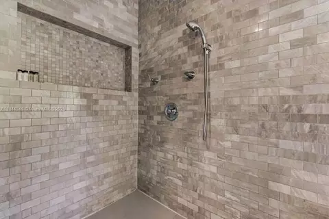 Bath - 7475 SW 134th St, Pinecrest, FL 33156 photo 2 of 7