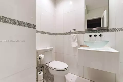 Bath - 7475 SW 134th St, Pinecrest, FL 33156 photo 4 of 7