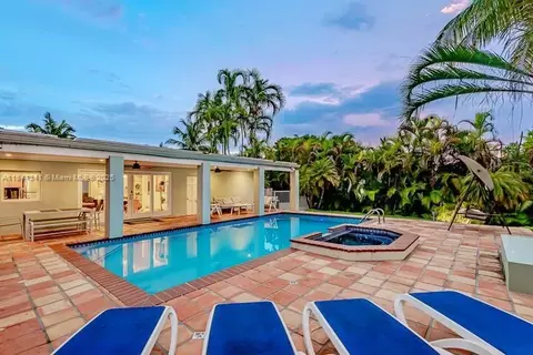 Exterior - 7475 SW 134th St, Pinecrest, FL 33156 photo 5 of 10