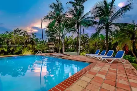 Exterior - 7475 SW 134th St, Pinecrest, FL 33156 photo 3 of 10