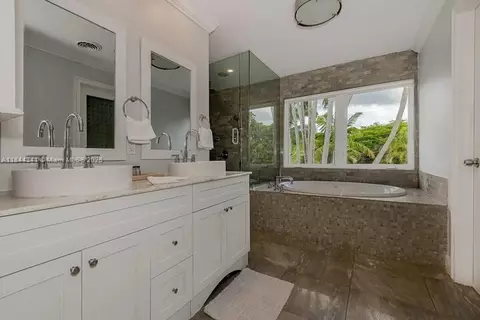 Bath - 7475 SW 134th St, Pinecrest, FL 33156 photo 3 of 7