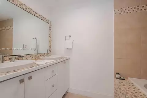 Bath - 7475 SW 134th St, Pinecrest, FL 33156 photo 6 of 7