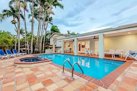 Exterior - 7475 SW 134th St, Pinecrest, FL 33156 photo 7 of 10