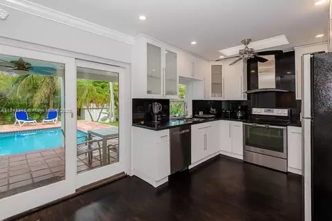 Kitchen - 7475 SW 134th St, Pinecrest, FL 33156 photo 2 of 2