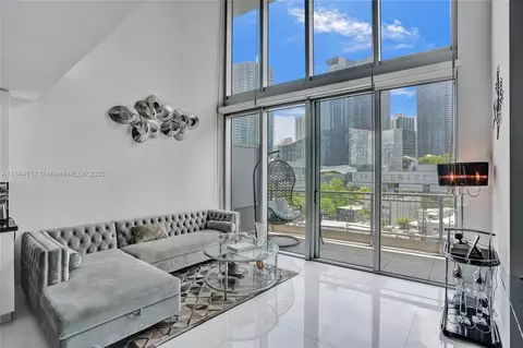 92 SW 3rd St #905, Miami, FL 33130