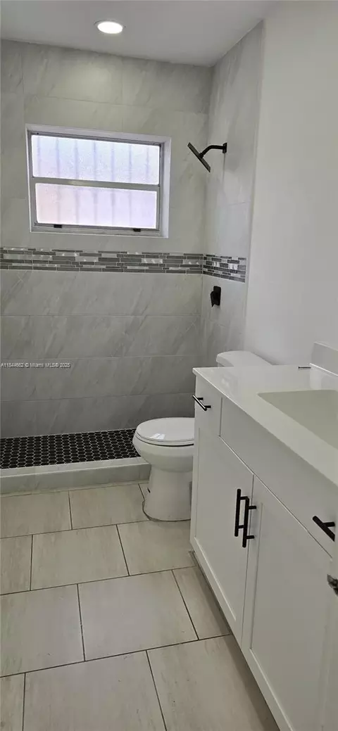 Bath - 699 W 14th St, Hialeah, FL 33010 photo 4 of 7