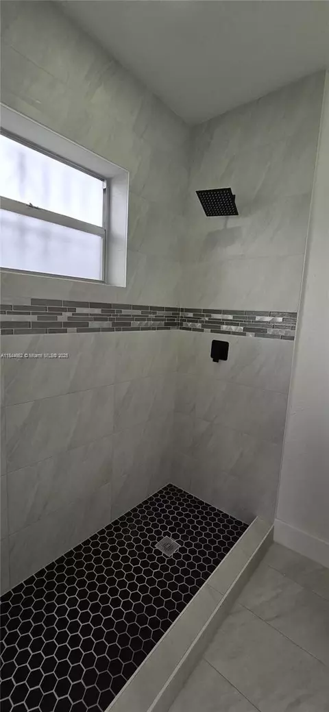 Bath - 699 W 14th St, Hialeah, FL 33010 photo 2 of 7