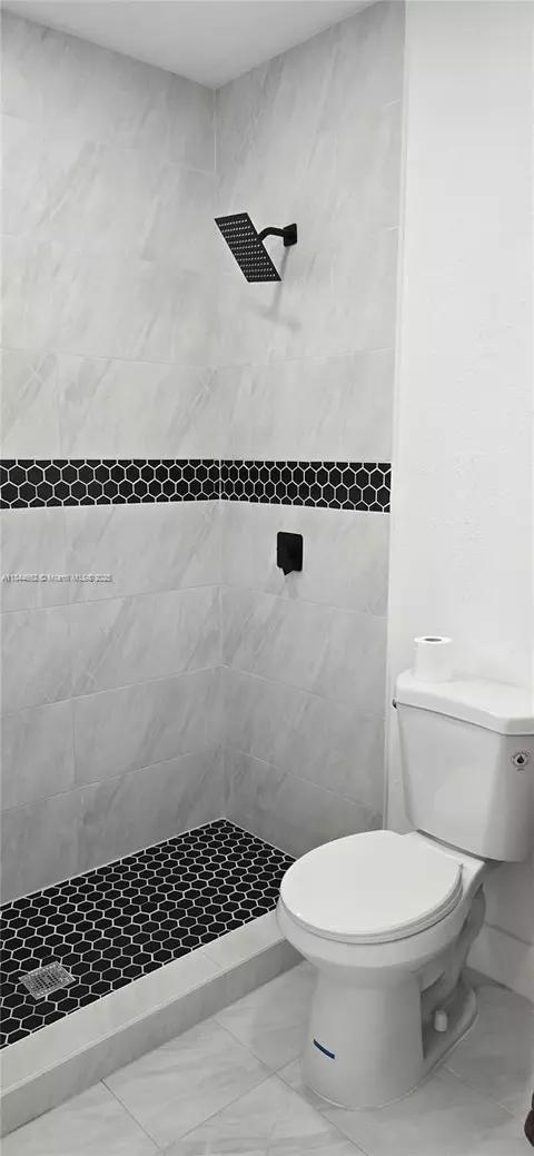 Bath - 699 W 14th St, Hialeah, FL 33010 photo 6 of 7