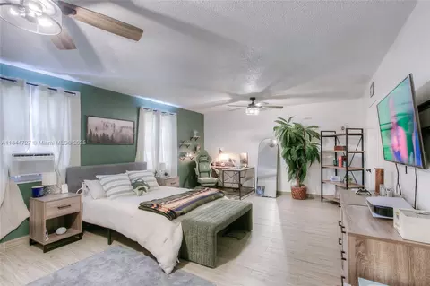 Bedroom - 834 W 80th Pl, Hialeah, FL 33014 photo 2 of 2