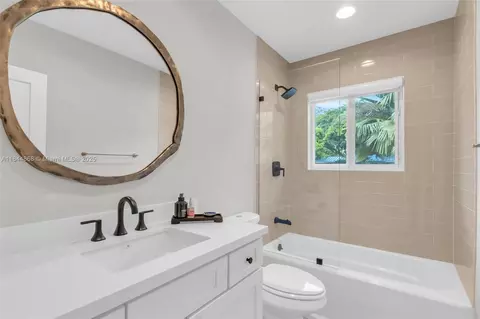 Bath - 11301 SW 74th Ct, Pinecrest, FL 33156 photo 4 of 4