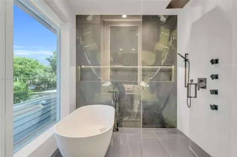 Bath - 11301 SW 74th Ct, Pinecrest, FL 33156 photo 2 of 4