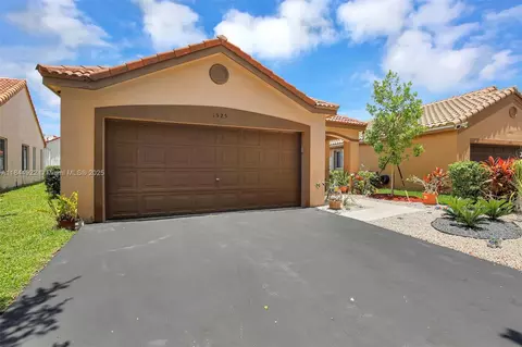 1525 Estancia Cir, Weston, FL 33327