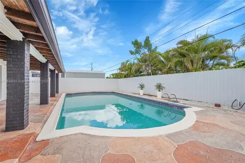 Exterior - 453 W 40th Pl, Hialeah, FL 33012 photo 5 of 10