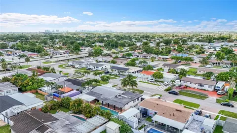 View/Area - 453 W 40th Pl, Hialeah, FL 33012 photo 6 of 15