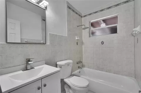 Bath - 453 W 40th Pl, Hialeah, FL 33012 photo 2 of 6