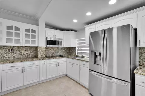 Kitchen - 453 W 40th Pl, Hialeah, FL 33012 photo 5 of 5