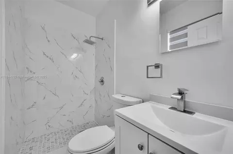 Bath - 453 W 40th Pl, Hialeah, FL 33012 photo 1 of 6