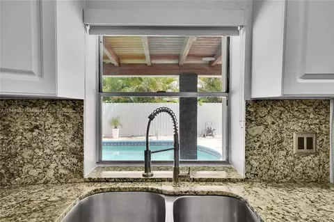 Kitchen - 453 W 40th Pl, Hialeah, FL 33012 photo 4 of 5