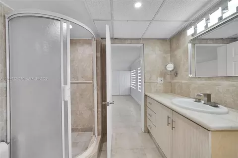 Bath - 453 W 40th Pl, Hialeah, FL 33012 photo 5 of 6