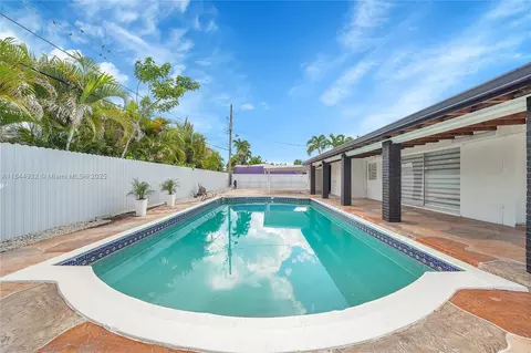 Exterior - 453 W 40th Pl, Hialeah, FL 33012 photo 9 of 10