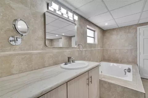 Bath - 453 W 40th Pl, Hialeah, FL 33012 photo 3 of 6