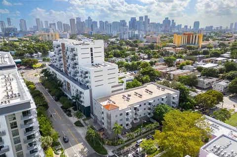 1060 NW 7th St #101, Miami, FL 33136