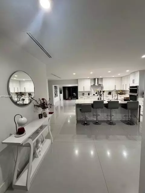 4229 W 7th Ln, Hialeah, FL 33012