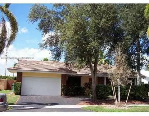 21490 Highland Lakes Blvd, Miami, FL 33179