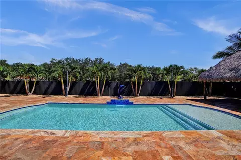 Exterior - 7135 N Augusta Dr, Hialeah, FL 33015 photo 6 of 13