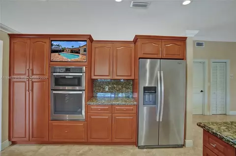 Kitchen - 7135 N Augusta Dr, Hialeah, FL 33015 photo 4 of 5