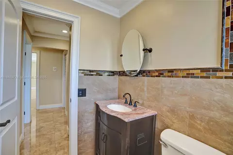 Bath - 7135 N Augusta Dr, Hialeah, FL 33015 photo 4 of 5