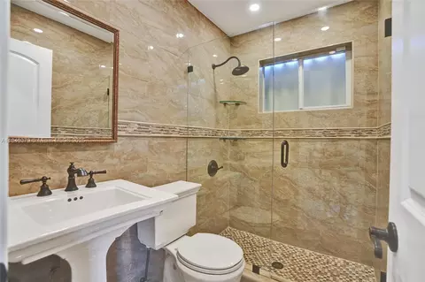 Bath - 7135 N Augusta Dr, Hialeah, FL 33015 photo 5 of 5