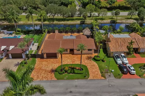 View/Area - 7135 N Augusta Dr, Hialeah, FL 33015 photo 2 of 4