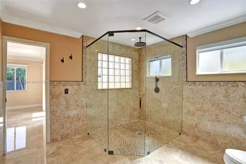 Bath - 7135 N Augusta Dr, Hialeah, FL 33015 photo 2 of 5