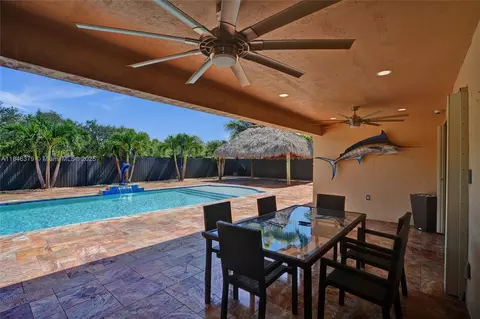 Other - 7135 N Augusta Dr, Hialeah, FL 33015 photo 11 of 18