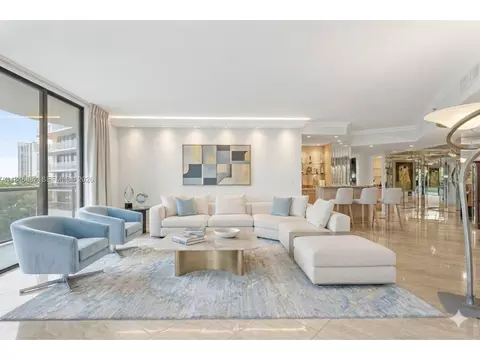 20281 E Country Club Dr #207, Aventura, FL 33180