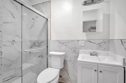 Bath - 420 SE 3rd St, Hialeah, FL 33010 photo 2 of 3