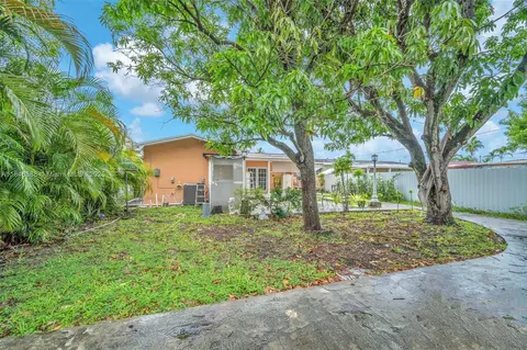 Exterior - 420 SE 3rd St, Hialeah, FL 33010 photo 8 of 9