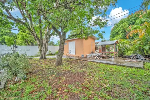Exterior - 420 SE 3rd St, Hialeah, FL 33010 photo 7 of 9