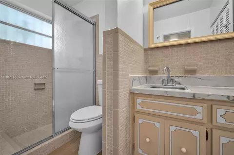 Bath - 420 SE 3rd St, Hialeah, FL 33010 photo 3 of 3