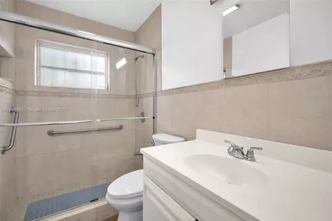 Bath - 420 SE 3rd St, Hialeah, FL 33010 photo 1 of 3