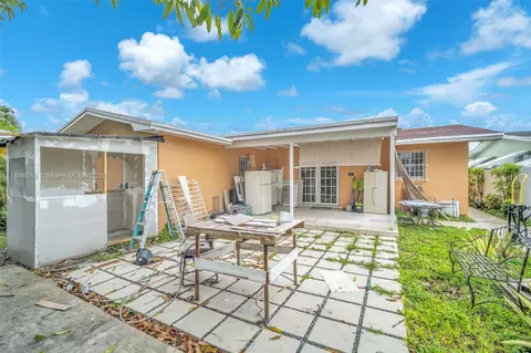 Exterior - 420 SE 3rd St, Hialeah, FL 33010 photo 6 of 9