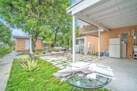 Exterior - 420 SE 3rd St, Hialeah, FL 33010 photo 4 of 9