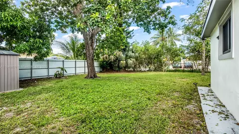Exterior - 781 NE 162nd St, Miami, FL 33162 photo 3 of 6