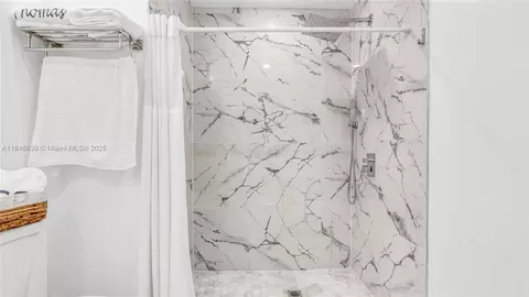 Bath - 781 NE 162nd St, Miami, FL 33162 photo 2 of 4