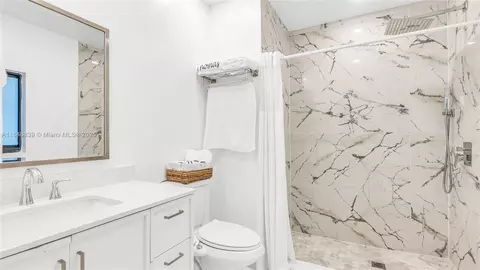 Bath - 781 NE 162nd St, Miami, FL 33162 photo 1 of 4