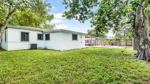 Exterior - 781 NE 162nd St, Miami, FL 33162 photo 2 of 6