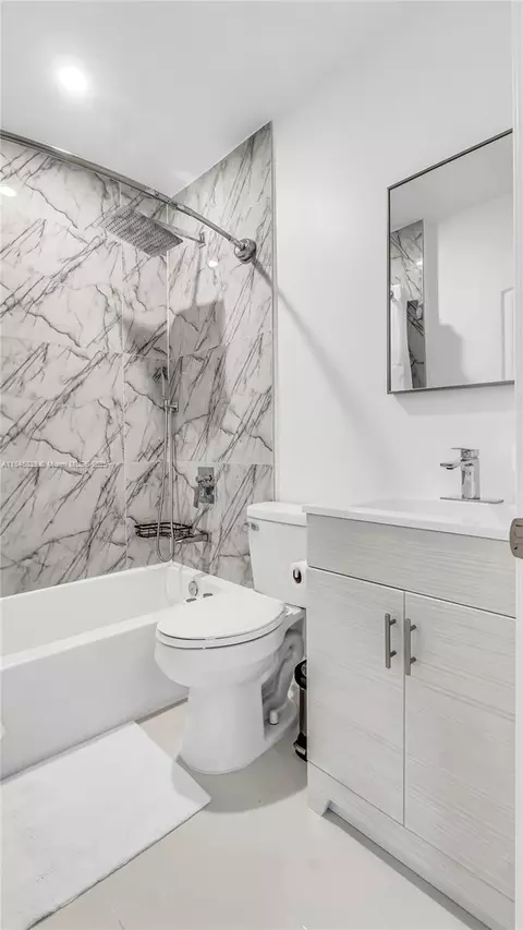 Bath - 781 NE 162nd St, Miami, FL 33162 photo 3 of 4