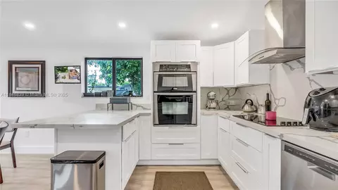 Kitchen - 781 NE 162nd St, Miami, FL 33162 photo 1 of 2