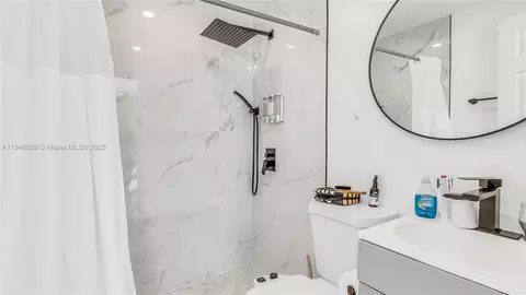 Bath - 781 NE 162nd St, Miami, FL 33162 photo 4 of 4